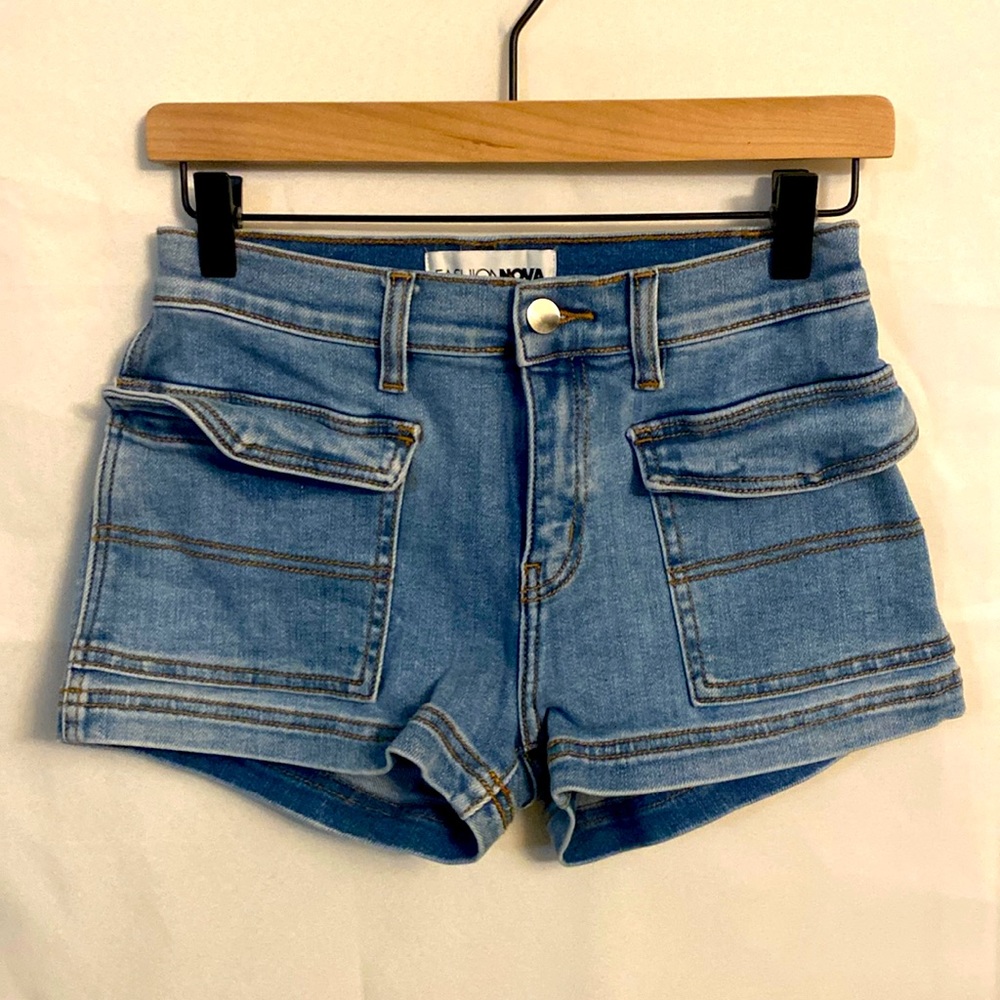 Fashion Nova size 7 shorts